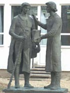 Szobor az iskola parkj�ban